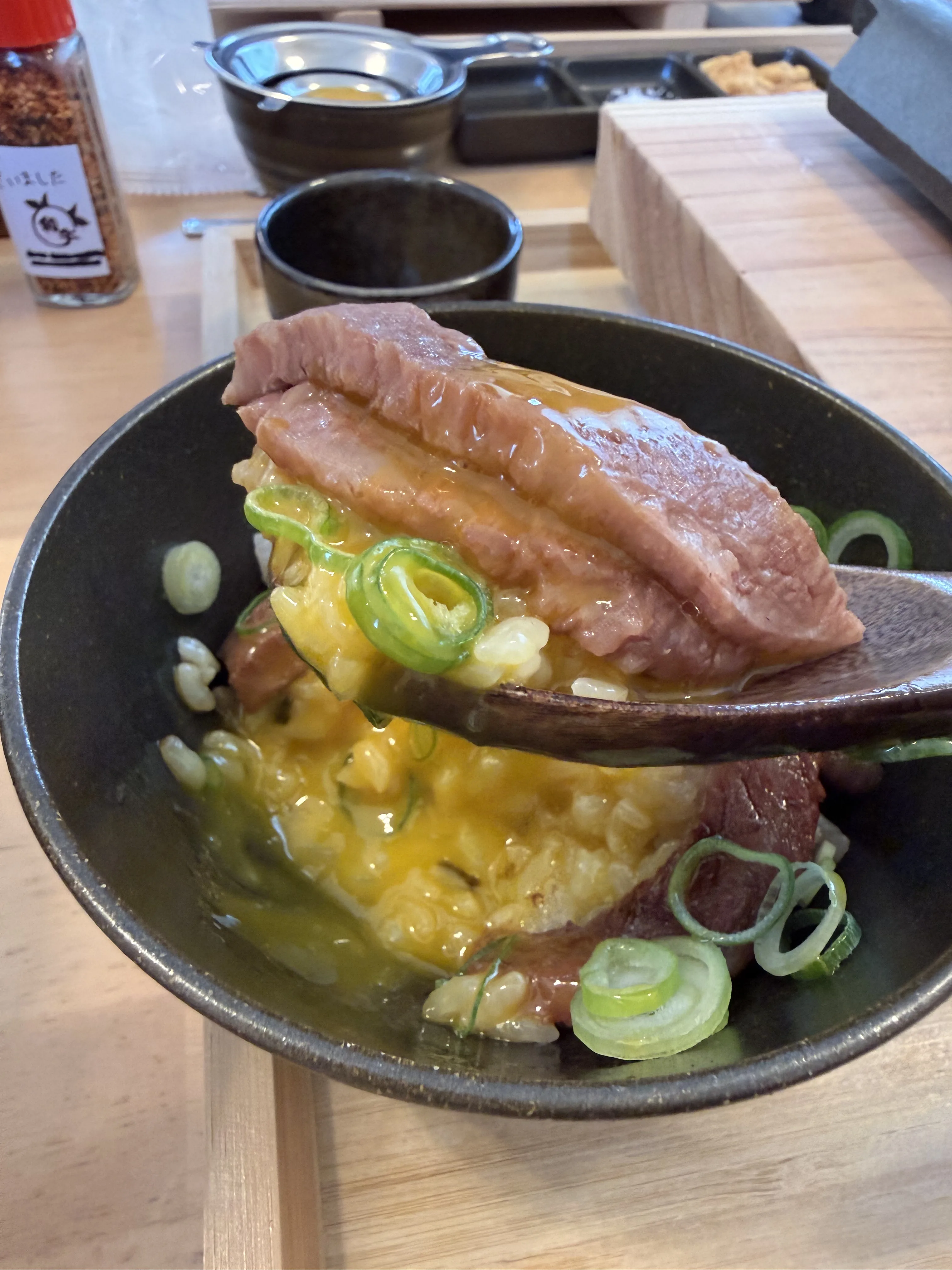 山口県防府市『牛牛×米米』卵黄をくずしたアップ