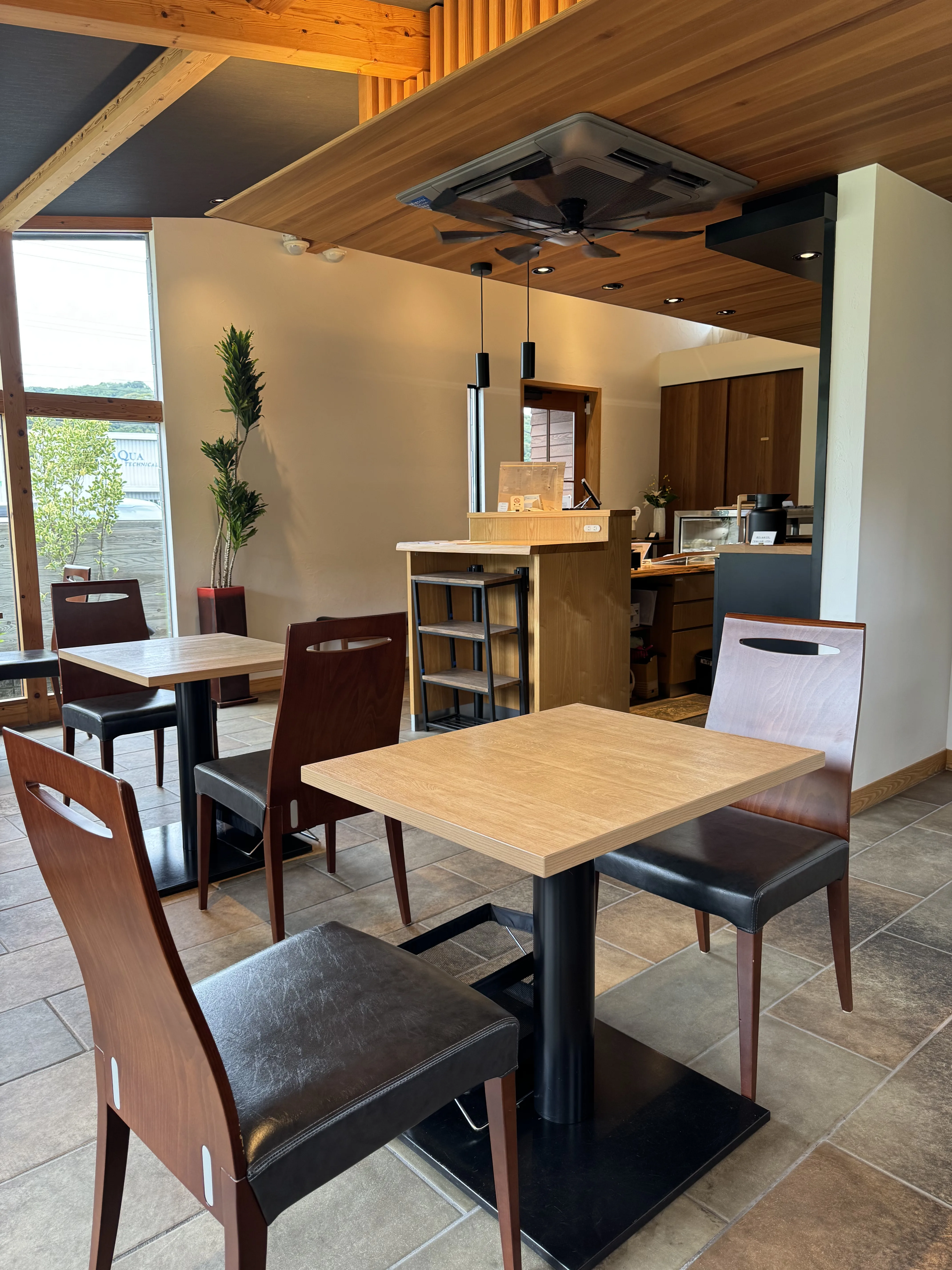 山口県宇部市『LAUGH CAFE & BAKE(ラフ カフェ アンド ベイク)』店舗内観