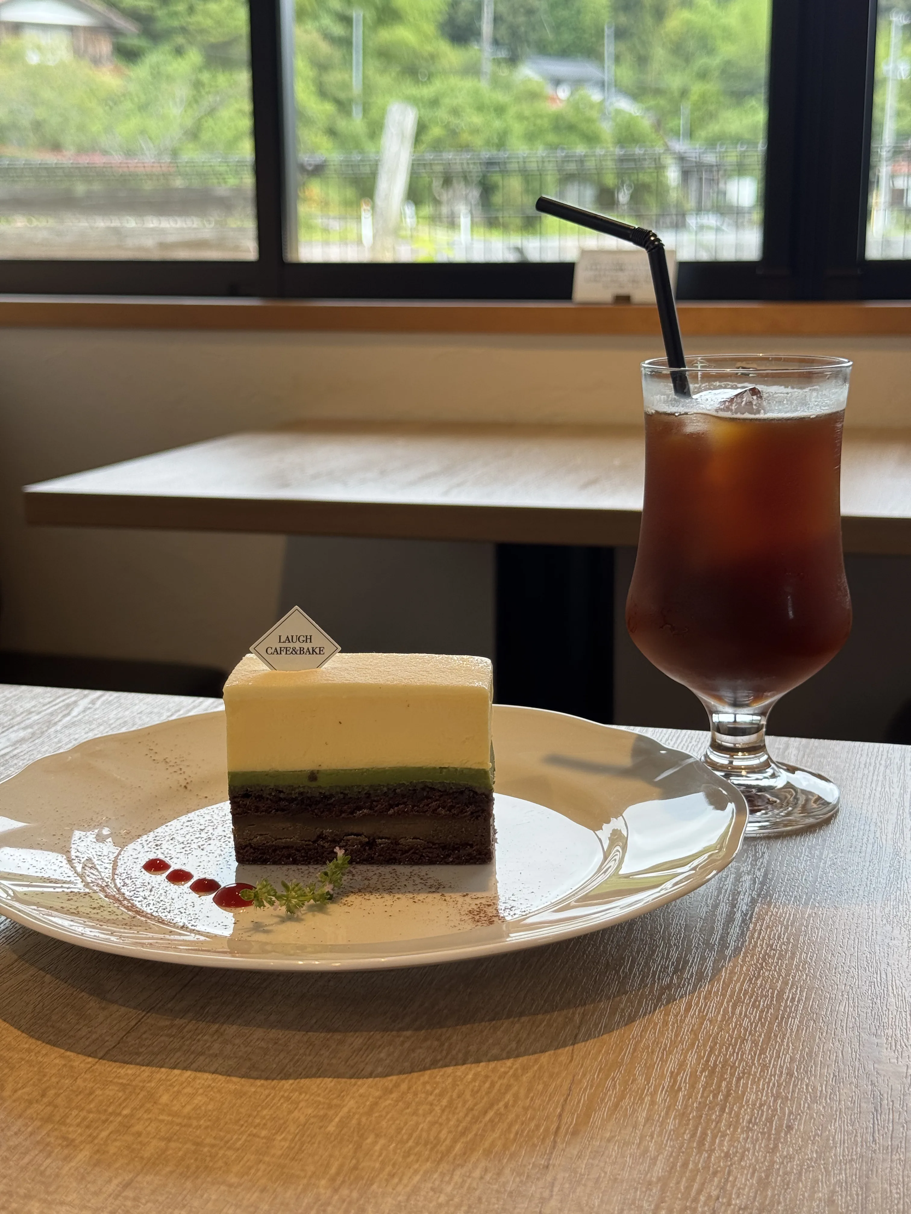 『LAUGH CAFE & BAKE(ラフ カフェ アンド ベイク)』ホワイトチョコレートと抹茶のケーキ