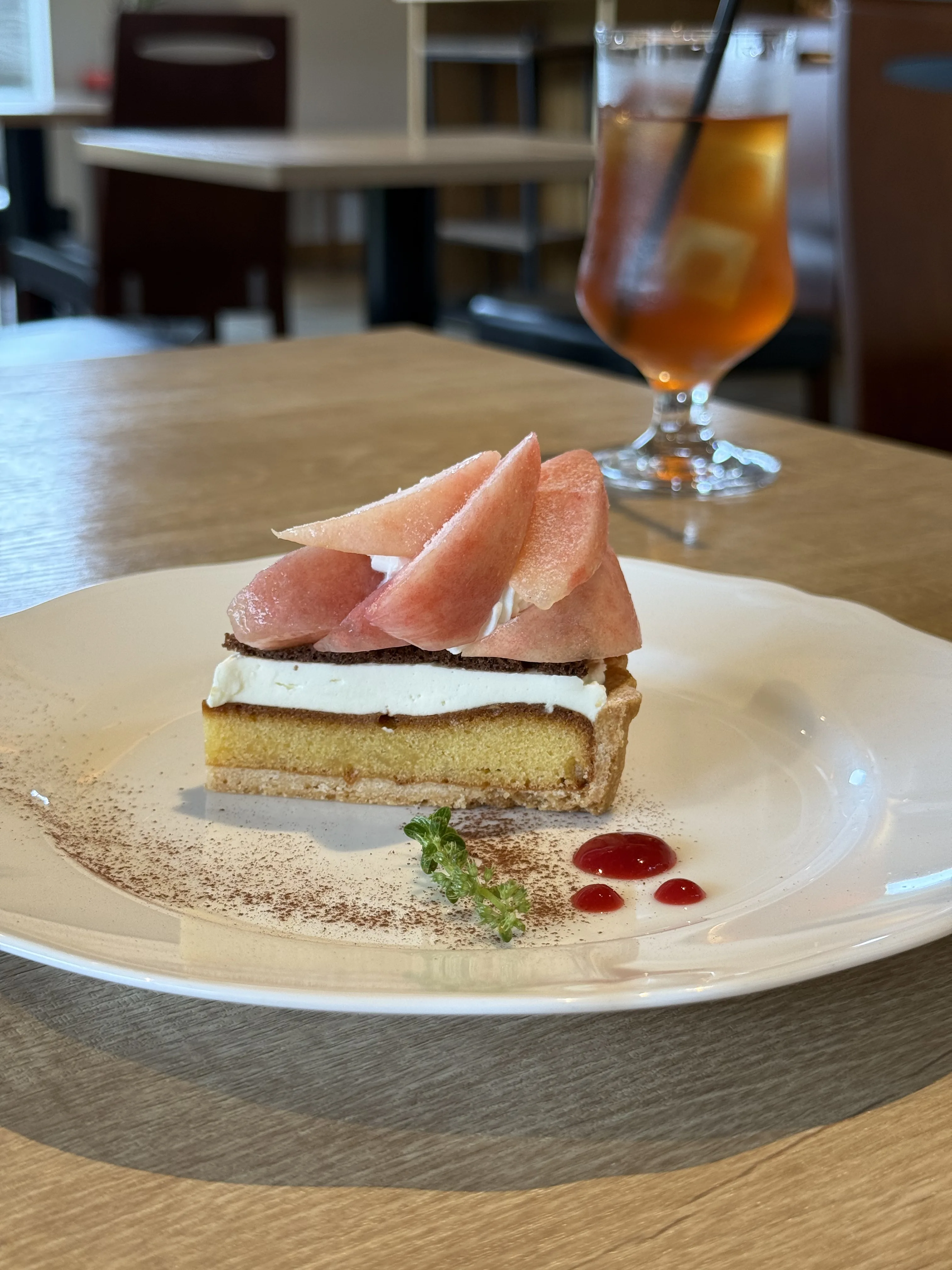 『LAUGH CAFE & BAKE(ラフ カフェ アンド ベイク)』桃のタルト