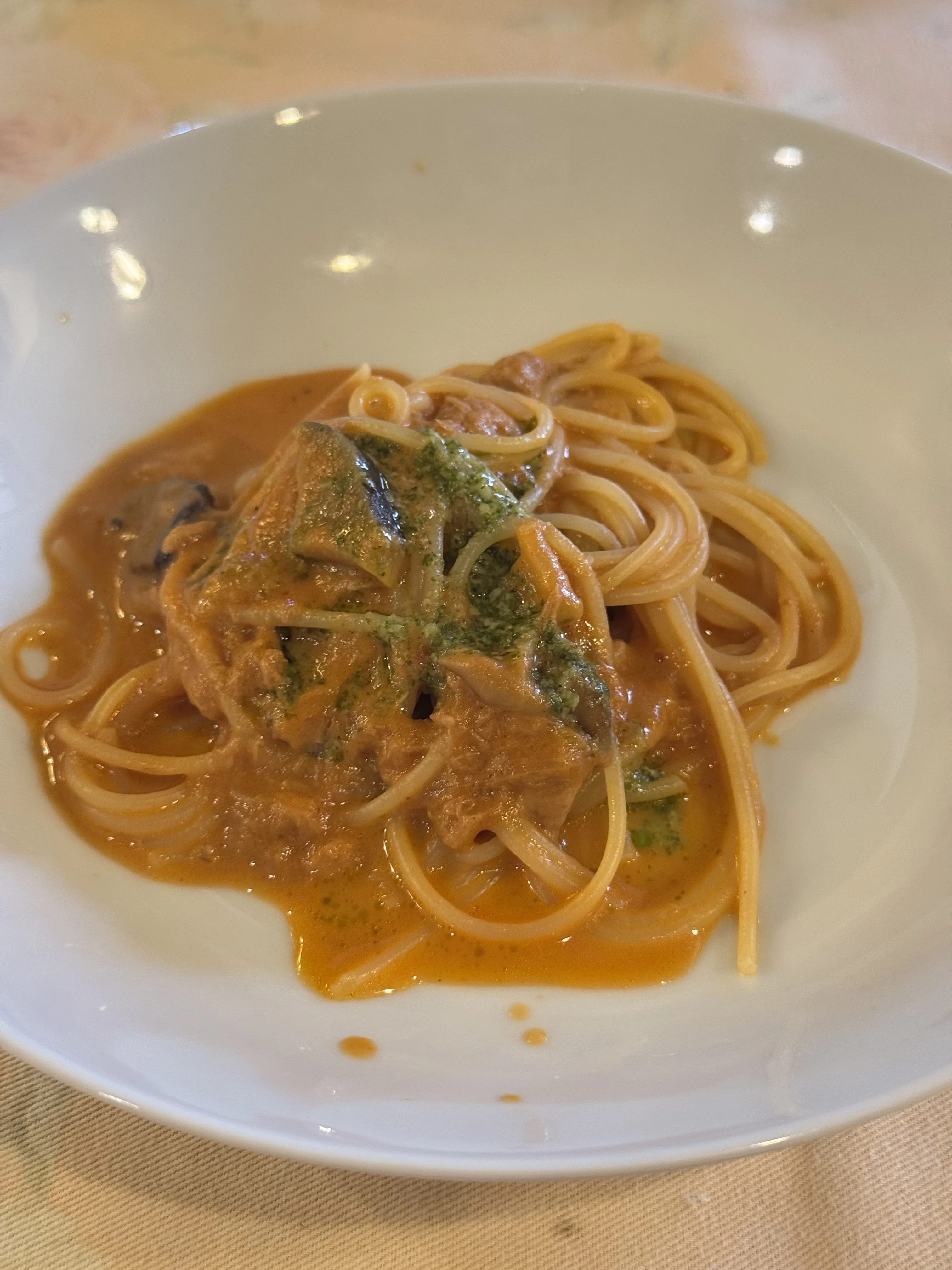『カフェ・ド・リモージュ』ナスとツナのトマトクリームパスタ