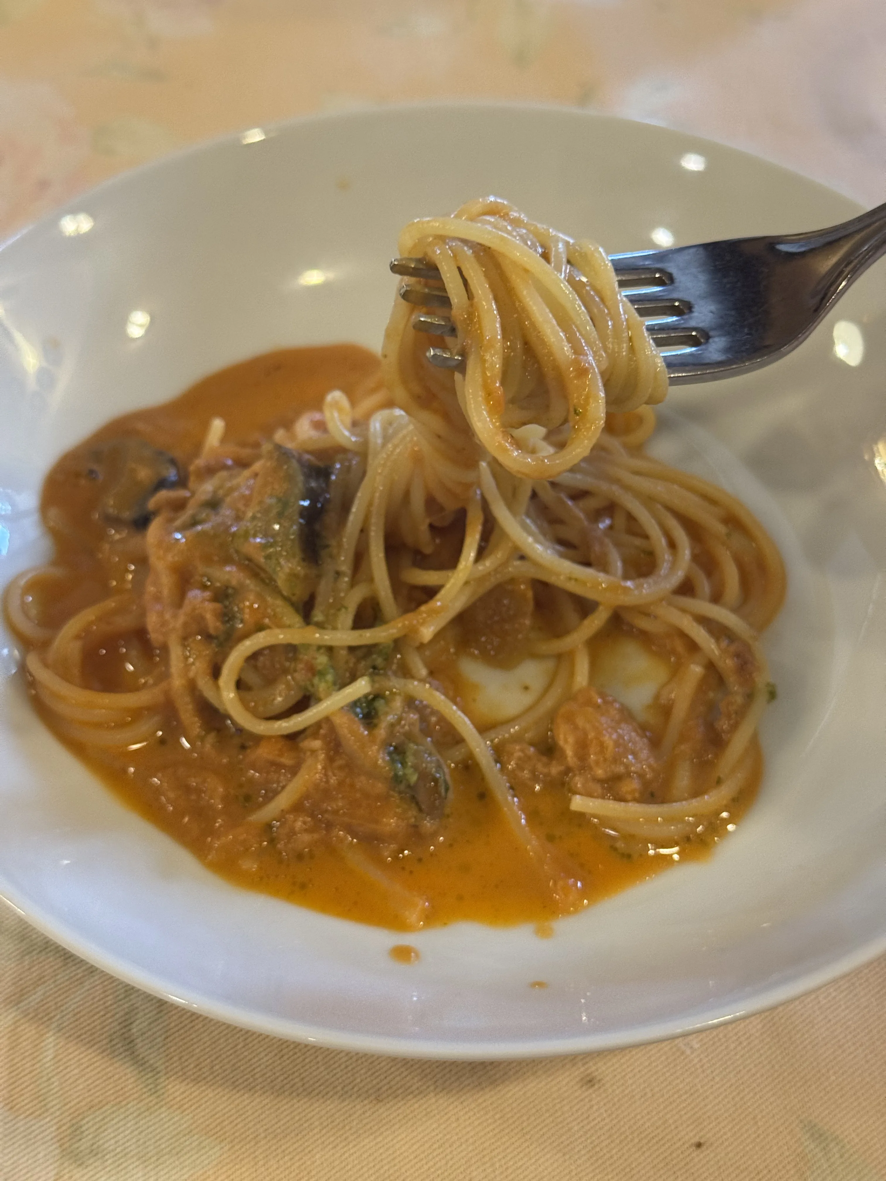 ナスとツナのトマトクリームパスタのアップ