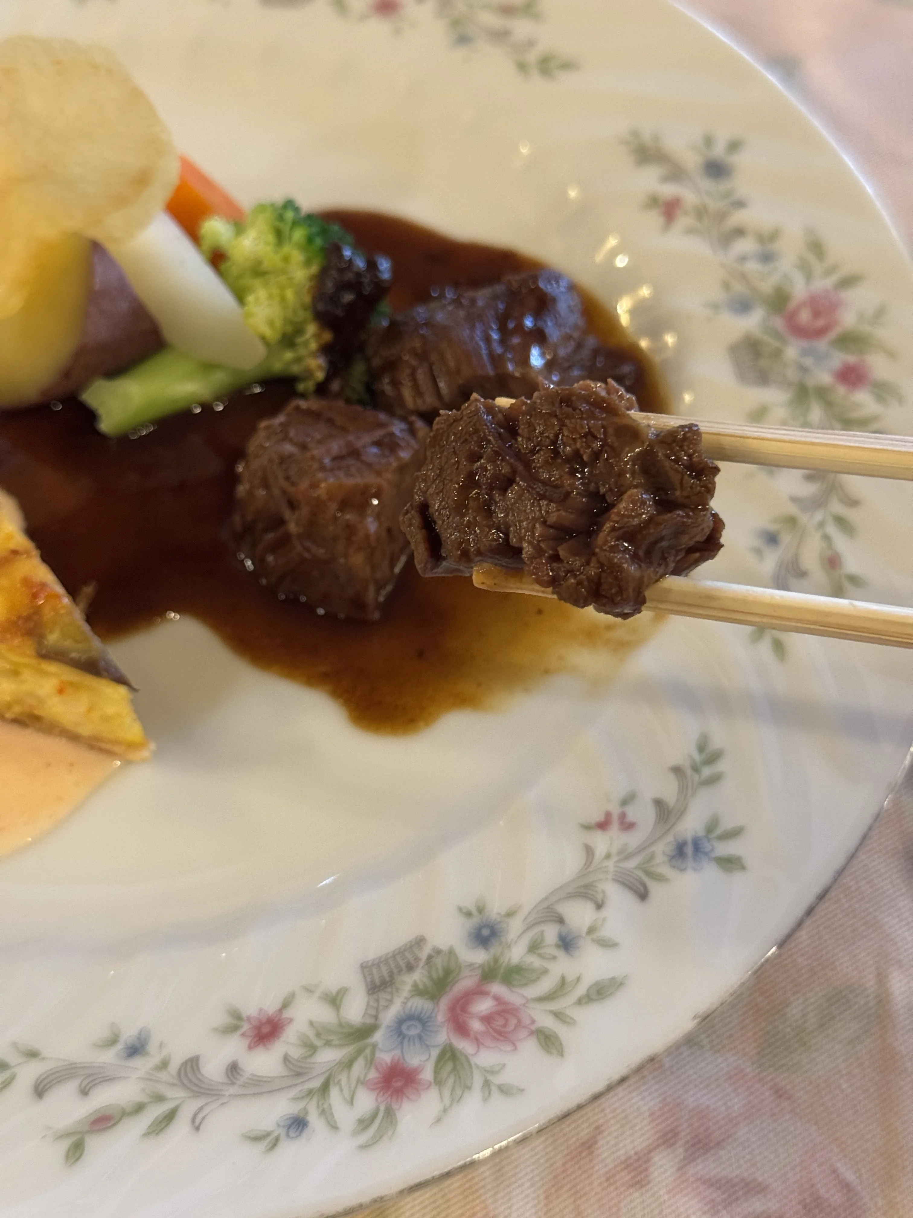 『カフェ・ド・リモージュ』牛ほほ肉の煮込みのアップ